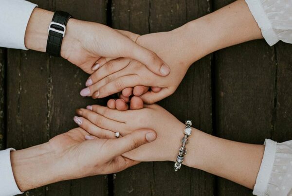 Hands in Hands emotional Contact